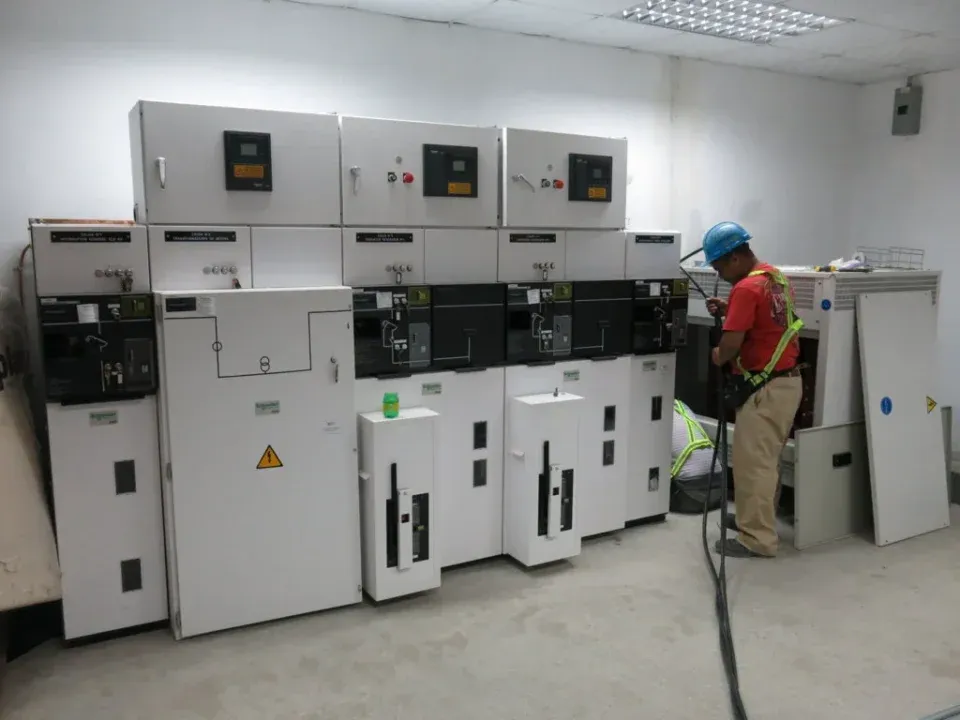 Trabajador eléctrico con casco